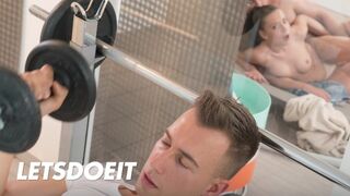 Therese bizarre's teen pussy ist tief gefickt in der Sauna