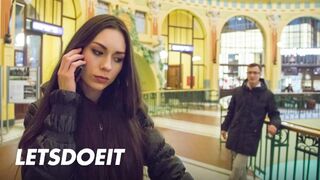 Arwen Gold hat einen engen Geist, der nach einem fremden Schwanz Abenteuer sucht