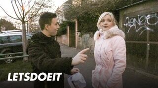 Kinky tourist Zazie Skymm verführt den Stud in harte ficken in seinem Büro