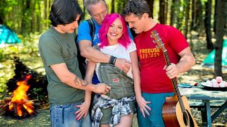 Kostenloser Camping-Trip in wilder Natur Quadrupel