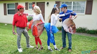 Teenager-Mädchen schlucken und ficken Daddys Schwanz für rot-blaue Stimmen