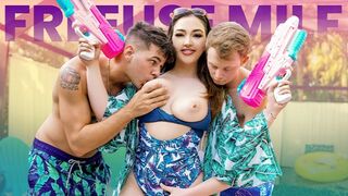 Eine frei zu bedienende Stiefmutter macht alles, um sie davon zu überzeugen, aus dem militärischen Leben voranzukommen