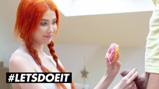 Gisha Forza in einer großen roten Bombe für harte Fick einen Donut