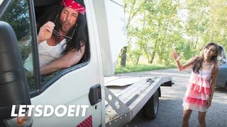 Ukrainisch teen Shrima Malati ist aus ficken die gigantisch schwanz von einem mechaniker