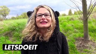 Blonde Izzy Mendosa wild reitet der riesige Schwanz auf der Rückseite des Autos