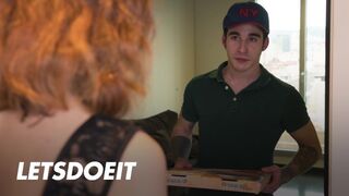 Cheating pussy Arian Joy fickt ihren Freund zuerst, dann der Liefermann fickt sie gut