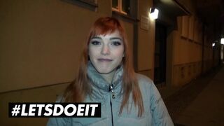 Lulu Gun und Anny Aurora teilen einen riesigen schwarzen Baum aus der Wildnis