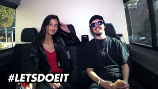 Thin brown Coco Kiss saugt den großen schwarzen Baum im Auto für Geld