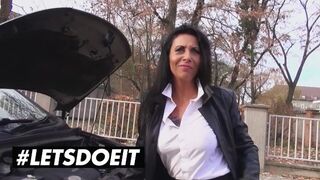 Lady Paris' runde Brüste zittern mit der Aufregung des Wolfsbackens im Freien