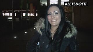Mira graue deutsche braune Hure fickt ein Fremder für Geld in einem Bus