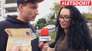 Deutsche Teenager-Mädchen mit einem großen Arsch aus dem Bus in heißem Auto fick