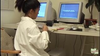 Asiatische Teenager Mädchen mit großen Schwanz saugen sex