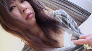 Der asiatische Schatz, der darin war, saugt und fickt sich in der Dusche