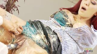 Red-haired Freundin Geburtstag lesbische Wut mit schwarz-haarigen Milf