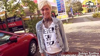 Straßenfick an der deutschen Tankstelle: pov milf blowjob
