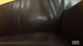Der Arzt wird den Big-breasted Milf untersuchen und dann seine Muschi eng ficken