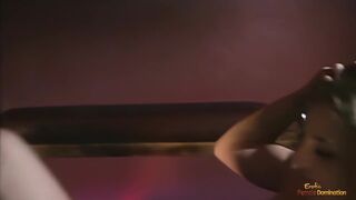 Blonde Schlampe saugt den großen schwarzen Schwanz während ficken anal