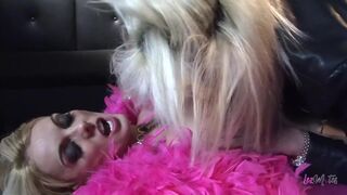 Hot blond lesbische Muschi zittert mit Freundin Zunge und dicke gefälschte Schwanz