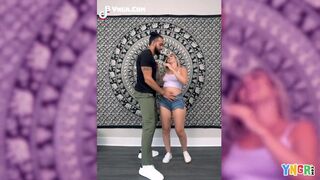 Blonde big-ass teen Brookie Blair's pussy ist hart gedrückt von der großen schwarzen Schwanz