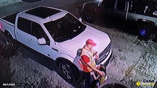 Das blonde Teenager-Mädchen auf der Seite der Straße brutal vom Krankenwagen gefickt