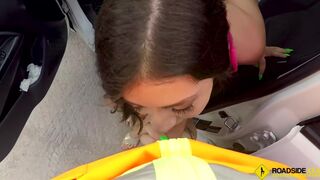 Natalie Brooks' enge Muschi wird auf einer öffentlichen Straße gefickt