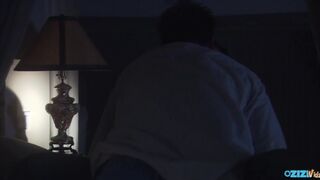Teenage Mädchen saugen und reitet den Schwanz im Bett vor dem Bett