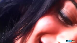Er schmeißt die blond-braune Milf auf einem Boot zum Rand der Felge
