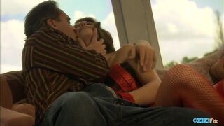 Heiß auf der Couch - Dampf fick die schwarzhaarige milf