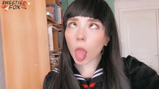 Japanisch schulmädchen sucks sie schwanz tief und rides es wild