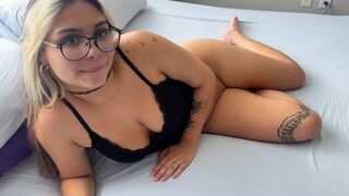 Angry teenage stepisters beginnen ein familiengeld-suchende geschäft mit Kaia Martin