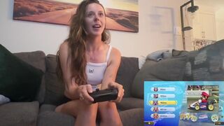 Gestreiftes Mario Kart Duell mit üppigem Spielzeug in meiner Muschi - Bananenflut im sexy Spiel