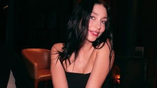 Pov: Die Weinnacht dreht sich um mein wildes Lied, wenn ein sexy verlorenes Teenager-Mädchen an meiner Tür klopft