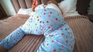 An der offenen Tür, Pornos zu sehen, verführt sie ihren Stiefvater, ihre kleine Tochter