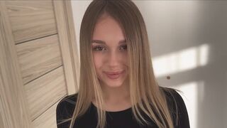 Der blonde Teenager springt auf den Baum ihres Freundes