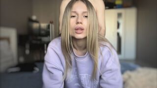 Teenage blonde Bombe zeigt seinen Körper und hilft seinem Freund genießen es nach heißer Fick