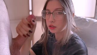 Der faule Gamer teen saugt den Topf und legt einen Stecker in seine Brust