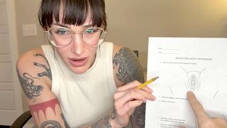 Mutter Mostoha hilft Ihnen bei Ihrer Sex-Bildung Hausaufgaben