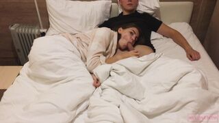 Der attraktive Teenager saugt ihren Schwanz, während Filme zu Hause zu sehen
