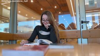 Die blonde Verführung der Bibliothek - wild blowjob zwischen Regalen