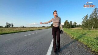 Hot Hündin in engen Leggings zeigt ihre Titten und Arsch, zahlt Sex für eine Fahrt
