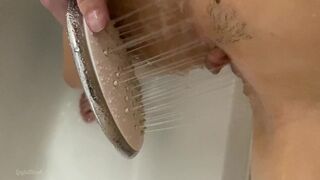 Teenage Mädchen zitternden Orgasmus mit Duschkopf