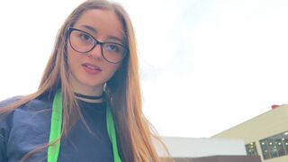 Die Tochter des Cafés saugt meine Eier in einem Auto