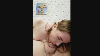Tiefer Blowjob zu Tränen, cum in den Mund eines heißen Teenagers