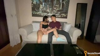 Ein Film zu sehen verwandelte sich in einen wilden Blowjob mit einem Teenager
