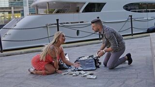 Hot British Big-ass Sekretär geht wild mit einem Million-Dollar-Anreiz, einen neu getroffenen Fremden zu ficken