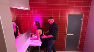 Echter Sex im Nachtclub und es ist in der Öffentlichkeit