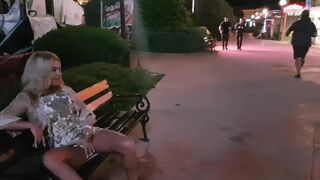 Verrückte russische Mädchen masturbieren und pinkeln auf der öffentlichen Straße