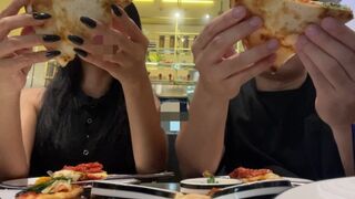 Auf einem ersten Date fickt sie den philippinischen Teenager und füllt ihre Muschi in bgc