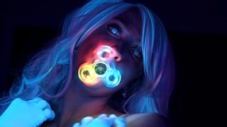 Neon glänzend Teenager Mädchen verführt Ihren Schwanz mit ihrem perfekten Körper
