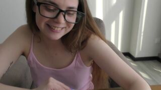 Naughty teen bookworm lernt Anatomie auf einem echten großen Schwanz! 18 Jahre alt
